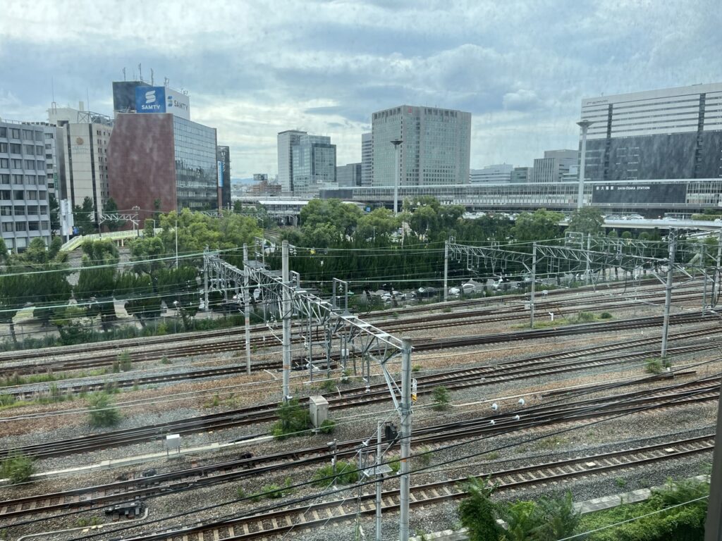 新大阪駅の電車が見えるホテル